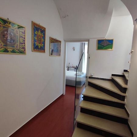 Yhomisus Panzió Comiso Kültér fotó